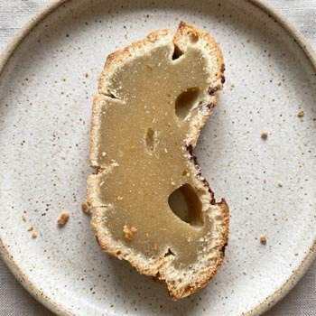 pão sem glúten esfarelado no prato